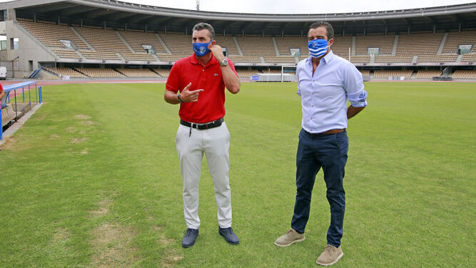 Edu Villegas, director deportivo del Xerez DFC, con Jose Pérez Herrera, nuevo entrenador azulino.