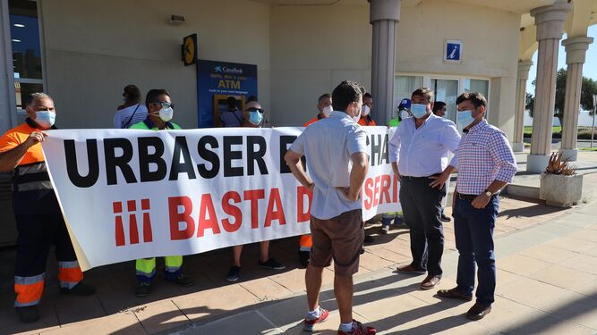 Concejales del Gobierno municipal de Rota, en la protesta de estos trabajadores de Costa Ballena.
