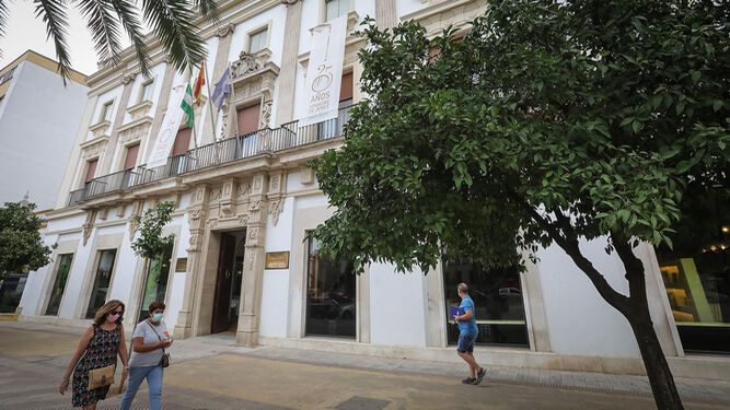 Peatones pasan junto a la sede del Consejo Regulador de las denominaciones de origen del jerez y la manzanilla.
