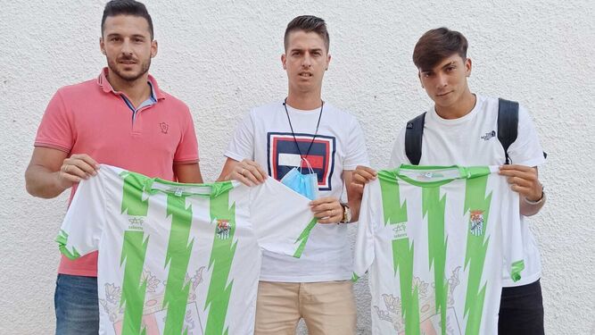 Cristian, a la derecha, con la camiseta del Puerto Real.