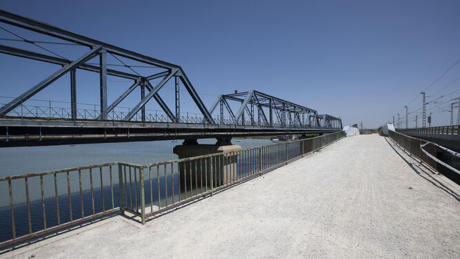 Vía de servicio que discurre junto al Puente de Hierro, zona en la que se intervendrá y se levantará un nuevo puente para duplicar los accesos a La Carraca.