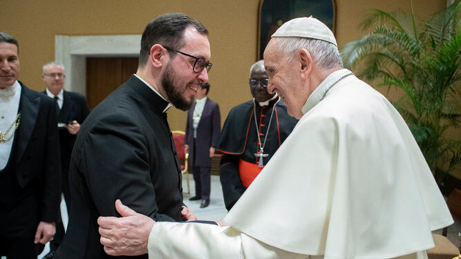 El sacerdote Salvador Aguilera López saludando al Papa Francisco.