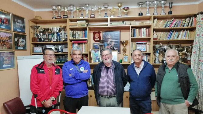 Fernando Gálvez -segundo por la izquierda- y sus compañeros de la directiva de la Asociación de Clubes de Fútbol Base de Jerez.