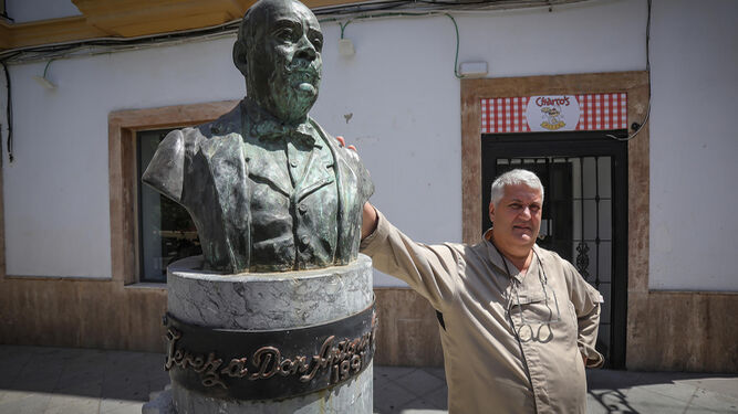 Andre Bouët, junto al monumento a Don Antonio Chacón que se encuentra justo a la entrada a su restaurante.
