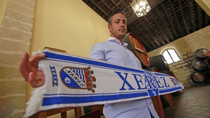 Juan Díaz posa con la bufanda del Xerez CD.