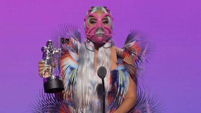 Lady Gaga, con mascarilla rosa, en la gala de los MTV.