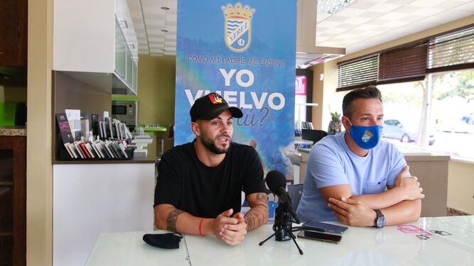 Pato y Juan Díaz, durante la presentación del futbolista cordobés.