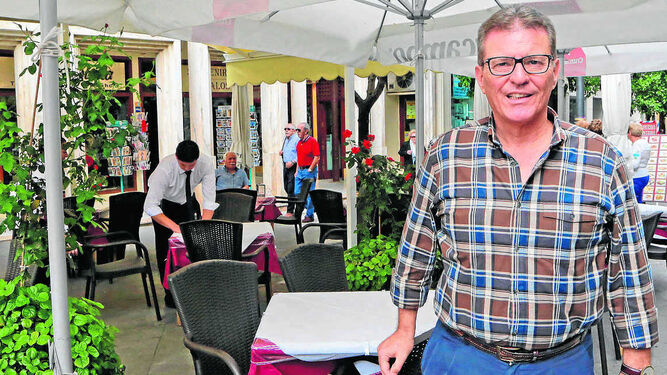 Francisco Díaz ante el bar restaurante ‘Don Tapa’ en una imagen retrospectiva.