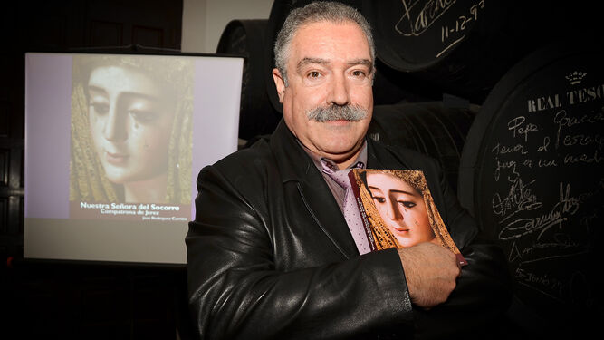 José Rodriguez Carrión tras presentar su libro sobre la Virgen del Socorro./ARANDA
