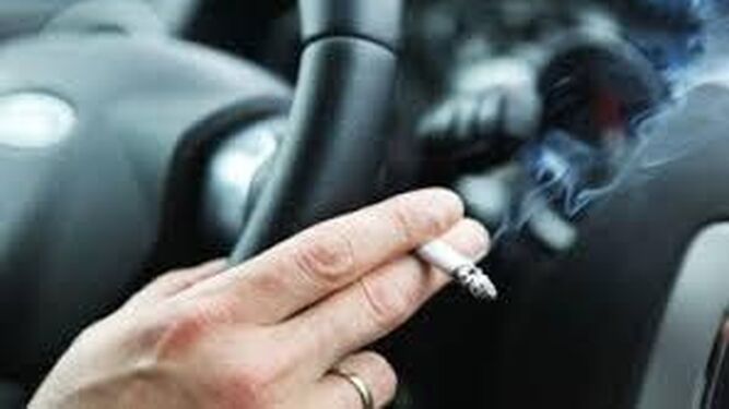 Si fumas mientras conduces pueden multarte