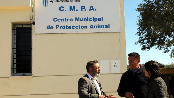 El delegado Rubén Pérez, en el Centro Municipal de Protección Animal en una imagen de archivo.