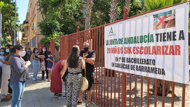 Los padres de los alumnos afectados se concentraron días atrás en el instituto Elcano.