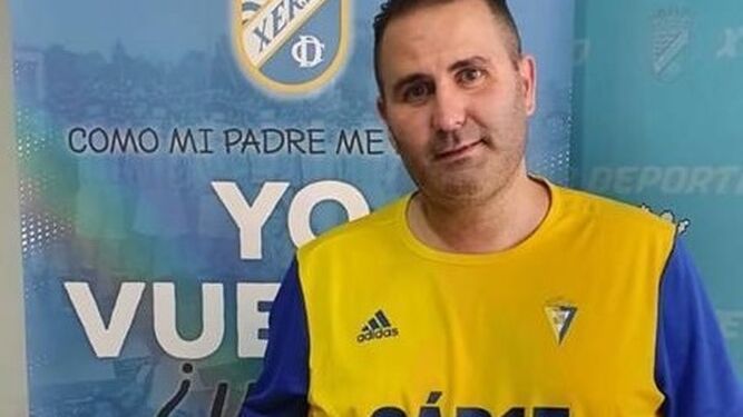 Vicente Soria, con la camiseta del Cádiz en la sede del Xerez CD hace unos días.