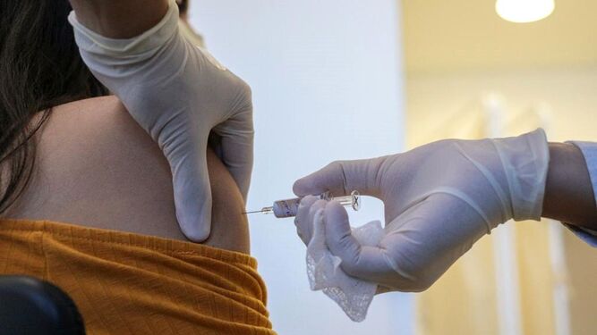 Aplicación de una vacuna contra el nuevo coronavirus desarrollada por el laboratorio chino Sinovac