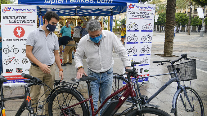 El delegado de Movilidad, Rubén Pérez, visitando el taller de bicicletas.