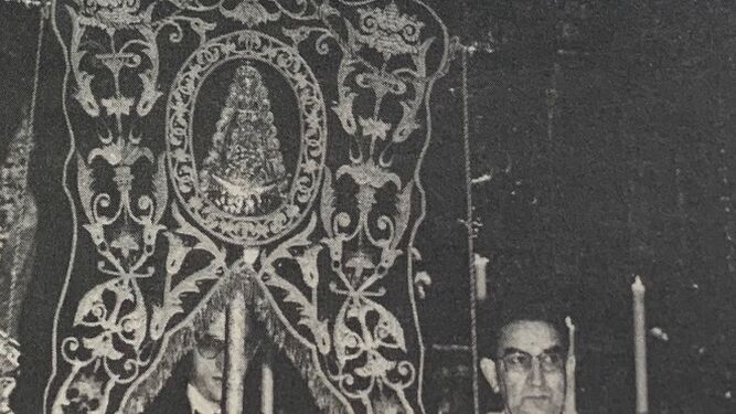 El primer obispo de Jerez junto al Simpecado tras  la misa de romeros en Santo Domingo.