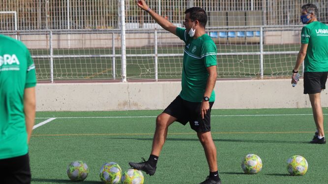 Pérez Herrera da instrucciones a sus jugadores en La Granja.