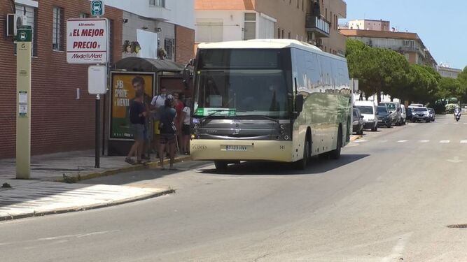 Una de las paradas de autobús en la barriada Río San Pedro
