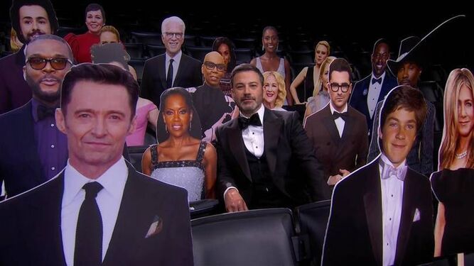 Jimmy Kimmel entre los cartones de figuración de algunas estrellas aspirantes de la noche