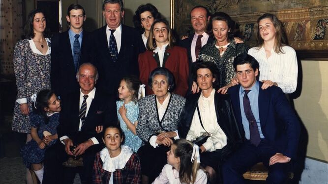 Fabiola Domecq Romero, sentada (a la derecha) en una fotografía familiar.