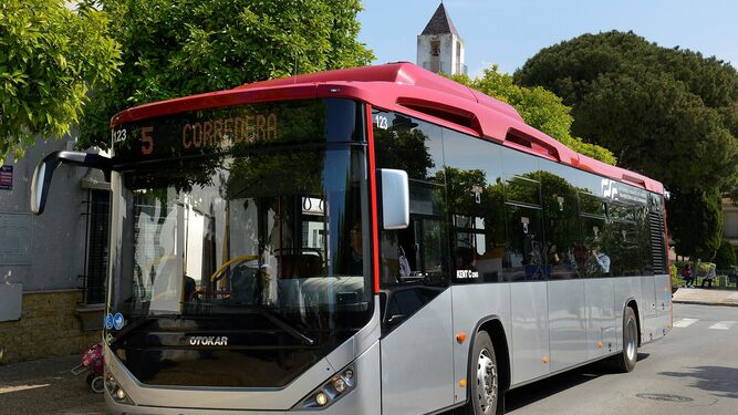 Un autobús urbano circulando por Jerez.