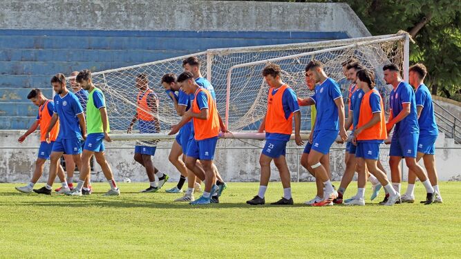 Los jugadores del Xerez DFC transportan una portería durante el entrenamiento del viernes en La Juventud.