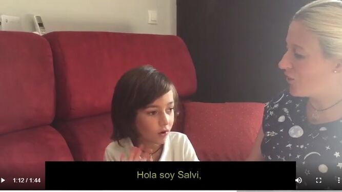 Captura de un momento del vídeo en el que Salvi habla ayudado con signos por su madre.