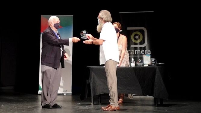 Momento de la entrega del primer premio a Cristóbal Trujillo por su trabajo ‘Subsuelo’.