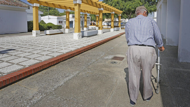 Un jubilado pasea por las calles de Nueva Jarilla, pedanía jerezana.