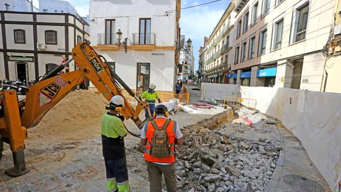Obras de mejora de las redes de saneamiento de Aqualia en la calle Cerrón.
