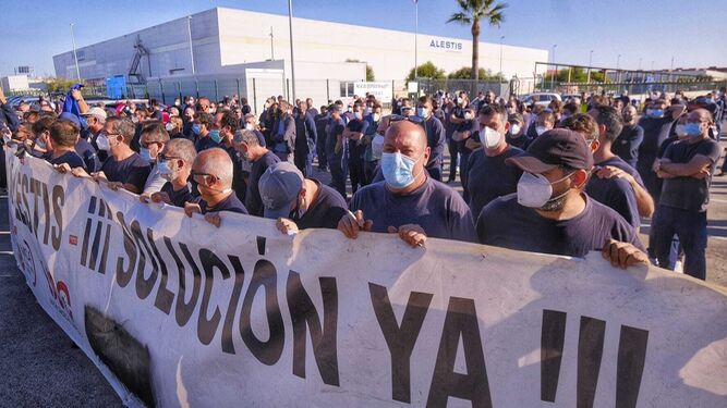 Protesta de los trabajadores de Alestis, este lunes en Puerto Real