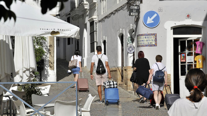 Turistas andando portando maletas por el casco antiguo de Arcos durante este verano.