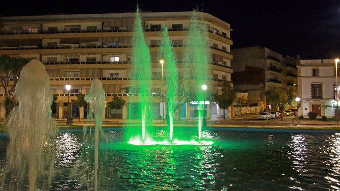 Imagen tomada este martes de la fuente del Mamelón iluminada de verde.
