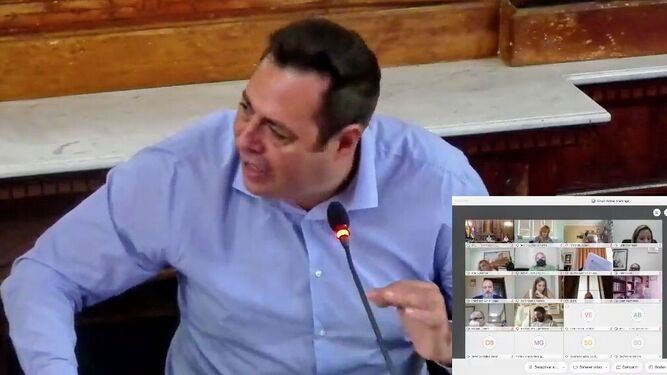 José Manuel Martínez Ayala explicando su salida de Vox en el pleno municipal de Sanlúcar.