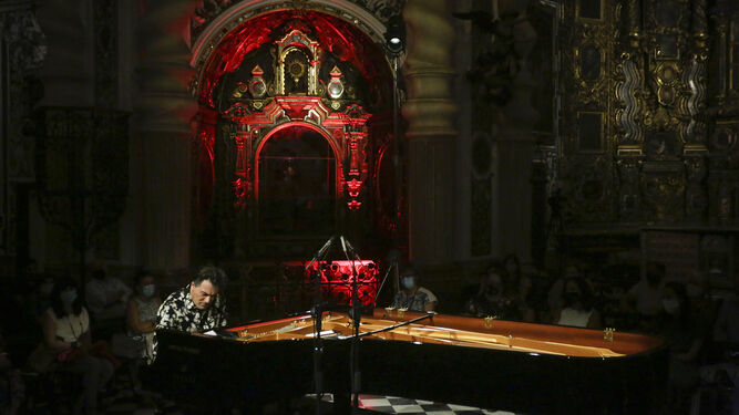 El lebrijano en un momento de su recital en la Iglesia de San Luis de los Franceses.