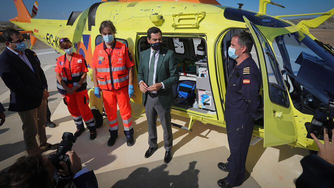 Juan Manuel Moreno Bonilla, presidente de la Junta, presenta en Jerez el nuevo helic&oacute;ptero del 061 para la provincia