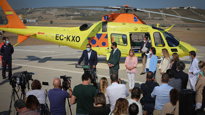 Juan Manuel Moreno Bonilla, presidente de la Junta, presenta en Jerez el nuevo helic&oacute;ptero del 061 para la provincia