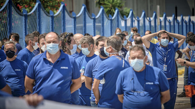 Trabajadores de Airbus en Puerto Real, concentrados en la puerta de la fábrica, en una imagen del pasado mes de julio