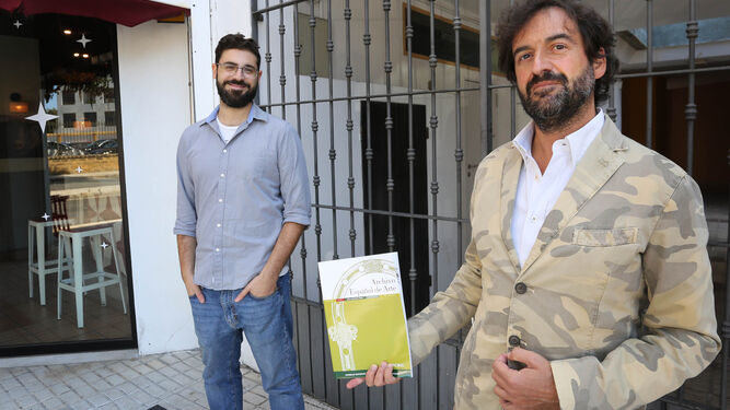 David Caramazana y Manuel Romero muestran la revista que ha publicado su investigación.