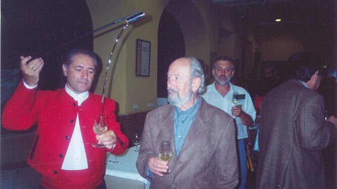 Genaro Benítez venenciando junto a José Manuel Caballero Bonald.