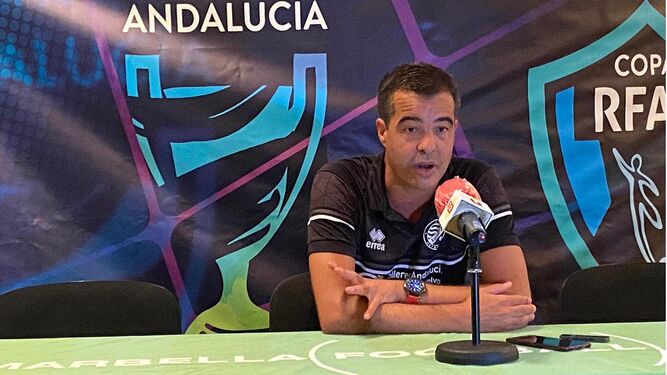 Pérez Herrera, en la sala de prensa del Marbella Football Center.