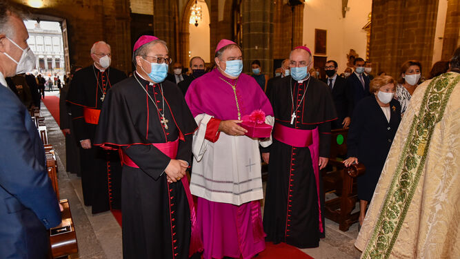 Monseñor Mazuelos Pérez en la toma de posesión acompañado a la izquierda por el Nuncio Apostórico de España.