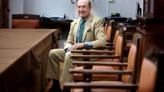 El presidente saliente, Beltrán Domecq, sentado en un sillón del salón de plenos del Consejo Regulador.