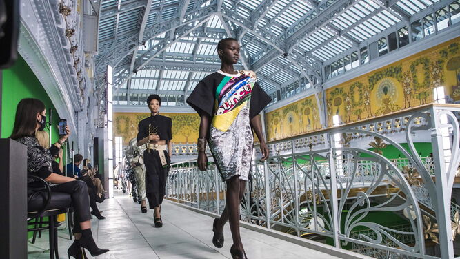 Un instante del desfile de Louis Vuitton este martes en París.