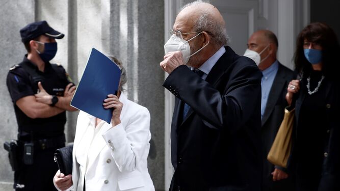 El magistrado del Tribunal Constitucional Fernando Valdés y su mujer, a su salida del Supremo, el pasado 1 de octubre.