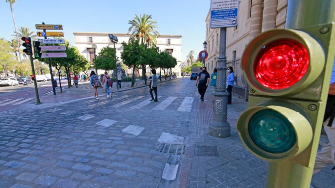 Semáforo instalado en la alameda Cristina junto a la iglesia de Santo Domingo