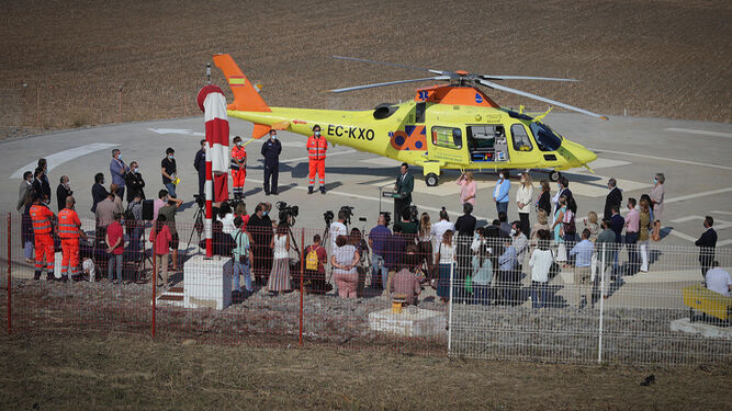 Un instante del acto de  presentación del helicóptero medicalizado en Jerez