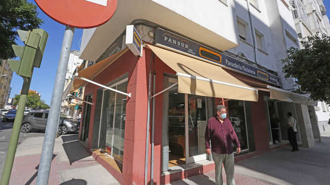 La panadería ‘Pansur’, donde los atracos han sido prácticamente constantes, fotografiada ayer.