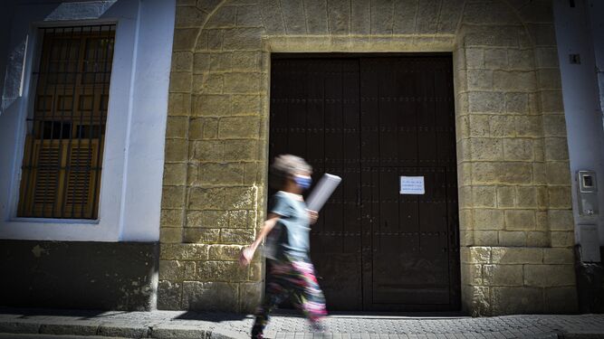 Las puertas del convento de las Hermanas de la Cruz permanecen cerradas por confinamiento.