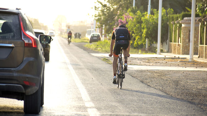 Los ciclistas deben circular por el arcén derecho de la carretera.